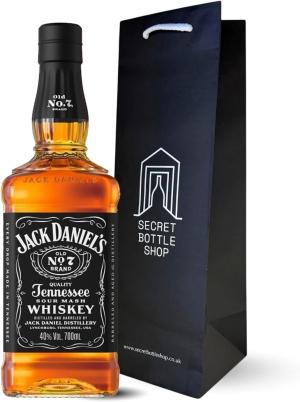 Jack Daniels Tennessee Whiskey Gift Bag 70 cl Authentic American Spirit Smooth Balanced 40 ABV